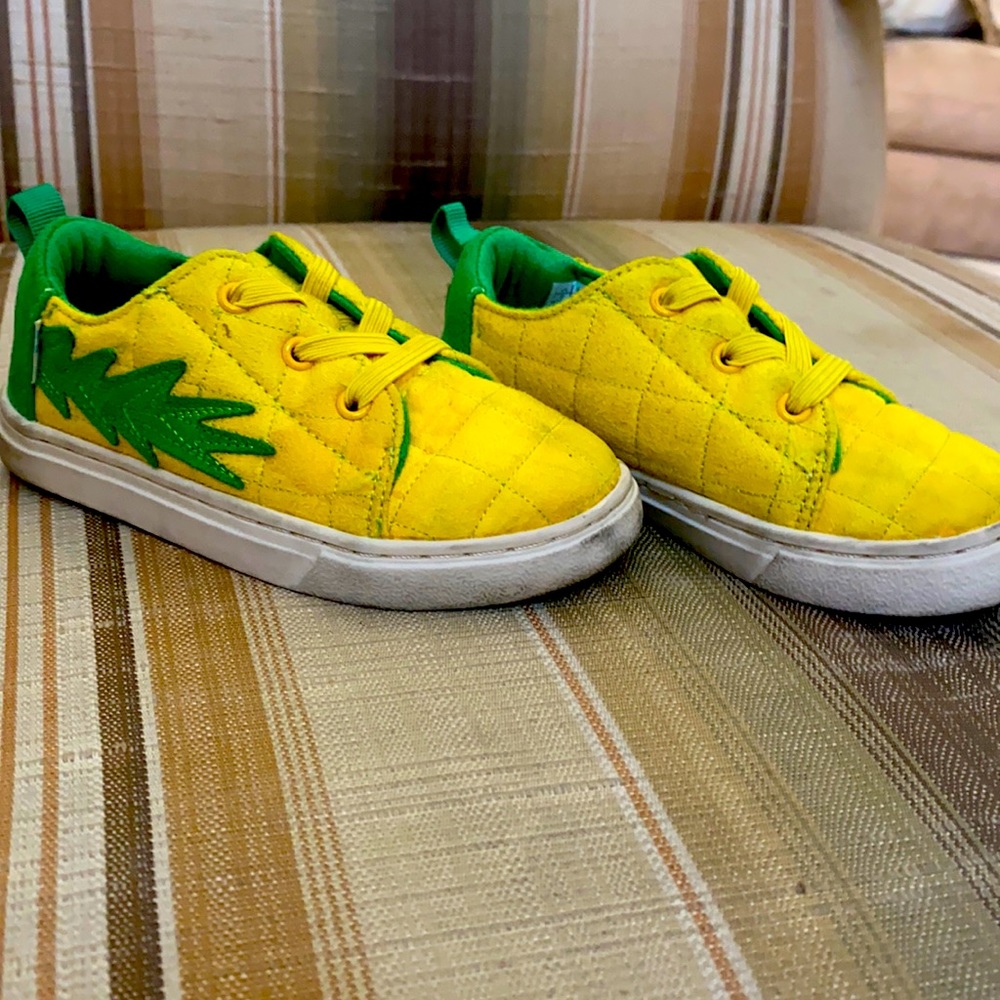 Toms size 8c pineapple shoes